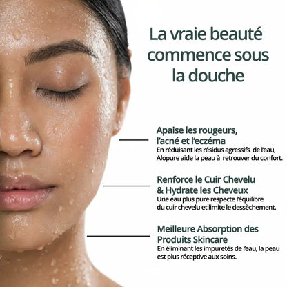 Femme se rinçant le visage sous une eau filtrée par pommeau Alopure